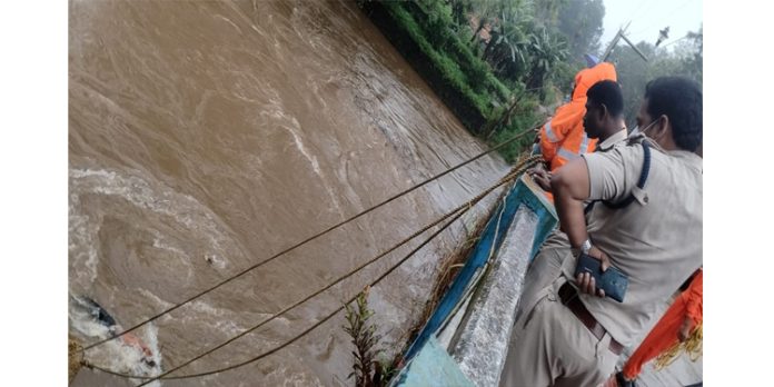 മീനച്ചിലാറ്റിലൂടെ ഒഴുകി വന്ന മൃതദ്ദേഹം പാലാ പോലീസും ഫയർഫോഴ്സും ചേർന്ന് കരയ്ക്കെടുത്തു മീനച്ചിലാറ്റിലൂടെ ഒഴുകി വന്ന മൃതദ്ദേഹം പാലാ പോലീസും ഫയർഫോഴ്സും ചേർന്ന് കരയ്ക്കെടുത്തു