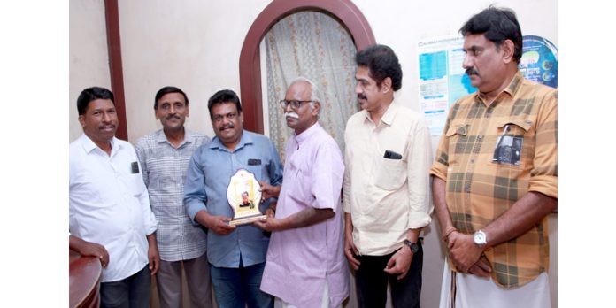 ലോക ഫോട്ടോഗ്രാഫി ദിനത്തിൽ ഫോട്ടോഗ്രാഫർ ഷാജി വെട്ടിപ്രത്തെ ആദരിച്ചു ലോക ഫോട്ടോഗ്രാഫി ദിനത്തിൽ ഫോട്ടോഗ്രാഫർ ഷാജി വെട്ടിപ്രത്തെ ആദരിച്ചു