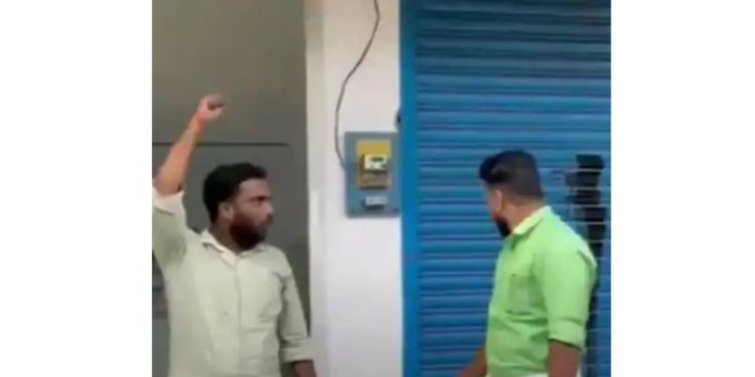 കെ ടി ജലീലിനെതിരെ യുവമോർച്ചയുടെ പ്രതിഷേധം ; ഓഫീസിൽ കരി ഓയിൽ ഒഴിച്ചു കെ ടി ജലീലിനെതിരെ യുവമോർച്ചയുടെ പ്രതിഷേധം ; ഓഫീസിൽ കരി ഓയിൽ ഒഴിച്ചു