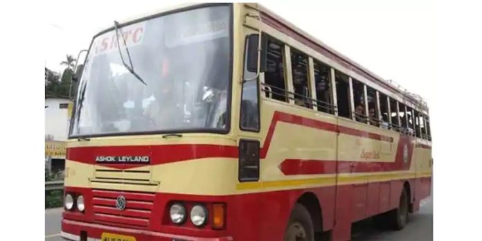 മണ്ണിടിച്ചില് : പത്തനംതിട്ടയില് വനത്തില് ബസ് കുടുങ്ങി – ബസ് തിരികെ കുമളിയിലേക്ക് വിട്ടു മണ്ണിടിച്ചില് : പത്തനംതിട്ടയില് വനത്തില് ബസ് കുടുങ്ങി – ബസ് തിരികെ കുമളിയിലേക്ക് വിട്ടു