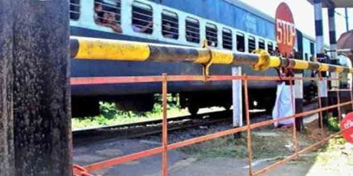 തെയ്യാല റോഡ് റെയില്വേ ഗേറ്റ് തുറക്കാത്ത നിലപാടില് നിന്നും അധികൃതര് പിന്മാറണം : മന്ത്രി വി.അബ്ദുറഹിമാന് തെയ്യാല റോഡ് റെയില്വേ ഗേറ്റ് തുറക്കാത്ത നിലപാടില് നിന്നും അധികൃതര് പിന്മാറണം : മന്ത്രി വി.അബ്ദുറഹിമാന്