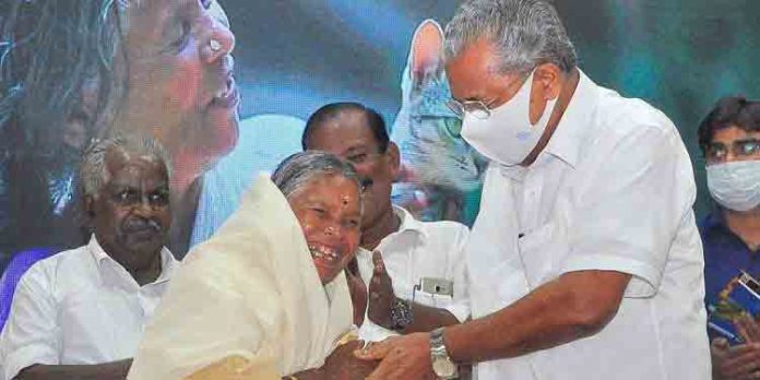 മികച്ച ഗായികയ്ക്കുള്ള ദേശീയപുരസ്കാരം നേടിയ നഞ്ചിയമ്മയെ ആദരിച്ച് മുഖ്യമന്ത്രി മികച്ച ഗായികയ്ക്കുള്ള ദേശീയപുരസ്കാരം നേടിയ നഞ്ചിയമ്മയെ ആദരിച്ച് മുഖ്യമന്ത്രി