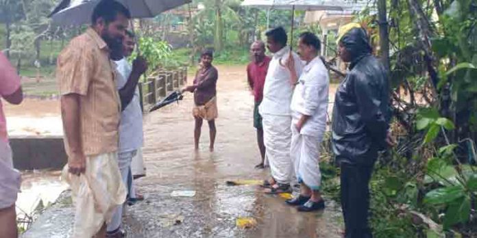 കനത്ത മഴ ; എംഎൽഎ ചിറ്റാർ വില്ലേജ് ഓഫീസിലെത്തി റവന്യു പഞ്ചായത്ത് പ്രതിനിധികളുമായി ചർച്ച നടത്തി കനത്ത മഴ ; എംഎൽഎ ചിറ്റാർ വില്ലേജ് ഓഫീസിലെത്തി റവന്യു പഞ്ചായത്ത് പ്രതിനിധികളുമായി ചർച്ച നടത്തി