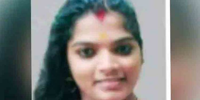 25കാരി പിറന്നാള് ദിനത്തില് വീടിനുള്ളില് തൂങ്ങി മരിച്ച നിലയില് 25കാരി പിറന്നാള് ദിനത്തില് വീടിനുള്ളില് തൂങ്ങി മരിച്ച നിലയില്