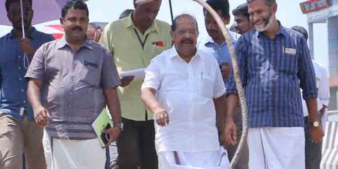 റോഡില് എവിടെയെങ്കിലും വലിയകുഴികള് കണ്ടാല് സുധാകരന് വണ്ടി നിറുത്തി ഇറങ്ങും ; മുന് പൊതുമരാമത്ത് മന്ത്രിയെ കുറിച്ച് എന്എച്ചിലെ ഒരു എന്ജിനിയറുടെ വാക്കുകള് ഇങ്ങനെ റോഡില് എവിടെയെങ്കിലും വലിയകുഴികള് കണ്ടാല് സുധാകരന് വണ്ടി നിറുത്തി ഇറങ്ങും ; മുന് പൊതുമരാമത്ത് മന്ത്രിയെ കുറിച്ച് എന്എച്ചിലെ ഒരു എന്ജിനിയറുടെ വാക്കുകള് ഇങ്ങനെ