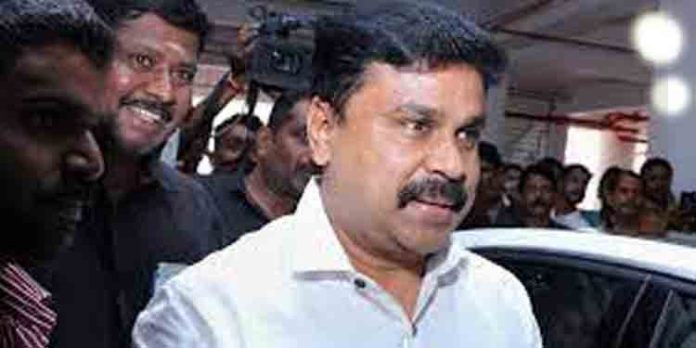 ജാമ്യം റദ്ദാക്കണമെന്നാവശ്യപ്പെട്ട് പ്രോസിക്യൂഷൻ നൽകിയ ഹർജിയിൽ ഹൈക്കോടതി ദിലീപിന് നോട്ടീസയച്ചു ജാമ്യം റദ്ദാക്കണമെന്നാവശ്യപ്പെട്ട് പ്രോസിക്യൂഷൻ നൽകിയ ഹർജിയിൽ ഹൈക്കോടതി ദിലീപിന് നോട്ടീസയച്ചു