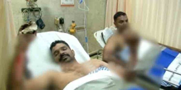 ചെലവന്നൂരില് വഴിയാത്രക്കാര്ക്ക് നേരെ ഉരുകിയ ടാര് ഒഴിച്ച് പൊള്ളിച്ച സംഭവത്തില് കസ്റ്റഡിയിലുള്ള പ്രതിയുടെ അറസ്റ്റ് രേഖപ്പെടുത്തി ചെലവന്നൂരില് വഴിയാത്രക്കാര്ക്ക് നേരെ ഉരുകിയ ടാര് ഒഴിച്ച് പൊള്ളിച്ച സംഭവത്തില് കസ്റ്റഡിയിലുള്ള പ്രതിയുടെ അറസ്റ്റ് രേഖപ്പെടുത്തി