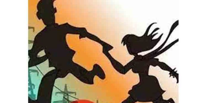 രണ്ടുവയസുള്ള പെണ്കുഞ്ഞിനെ ഉപേക്ഷിച്ച് നാടുവിട്ട യുവതിയും ഒപ്പമുണ്ടായിരുന്ന സുഹൃത്തും പിടിയിലായി രണ്ടുവയസുള്ള പെണ്കുഞ്ഞിനെ ഉപേക്ഷിച്ച് നാടുവിട്ട യുവതിയും ഒപ്പമുണ്ടായിരുന്ന സുഹൃത്തും പിടിയിലായി