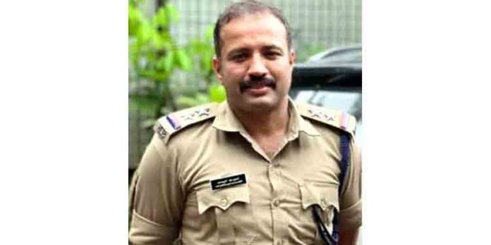 സ്റ്റേഷനില് ഡ്യൂട്ടിക്കെത്തിയ എസ്ഐ ഹൃദയാഘാതം മൂലം മരണമടഞ്ഞു സ്റ്റേഷനില് ഡ്യൂട്ടിക്കെത്തിയ എസ്ഐ ഹൃദയാഘാതം മൂലം മരണമടഞ്ഞു