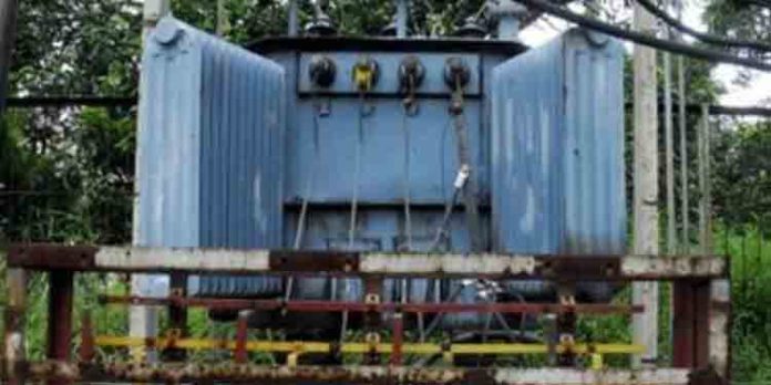 ട്രാന്സ്ഫോമറിലേക്ക് കാര് ഇടിച്ച് കയറ്റി ; യുവതിയ്ക്കും രണ്ടര വയസ്സുകാരിക്കും പരിക്ക് ട്രാന്സ്ഫോമറിലേക്ക് കാര് ഇടിച്ച് കയറ്റി ; യുവതിയ്ക്കും രണ്ടര വയസ്സുകാരിക്കും പരിക്ക്