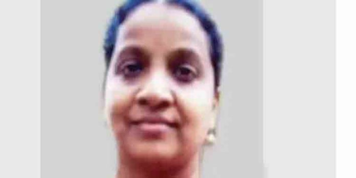 റബ്ബര് ഉത്പന്നങ്ങളുണ്ടാക്കുന്ന യന്ത്രത്തില് ഷാള് കുടുങ്ങി യുവതി മരിച്ചു റബ്ബര് ഉത്പന്നങ്ങളുണ്ടാക്കുന്ന യന്ത്രത്തില് ഷാള് കുടുങ്ങി യുവതി മരിച്ചു