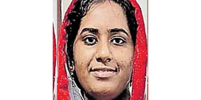 ഭർത്താവുമായി പിണങ്ങി കഴിയുകയായിരുന്ന യുവതിയെ സ്വന്തം വീട്ടിൽ തൂങ്ങിമരിച്ച നിലയിൽ കണ്ടെത്തി ഭർത്താവുമായി പിണങ്ങി കഴിയുകയായിരുന്ന യുവതിയെ സ്വന്തം വീട്ടിൽ തൂങ്ങിമരിച്ച നിലയിൽ കണ്ടെത്തി