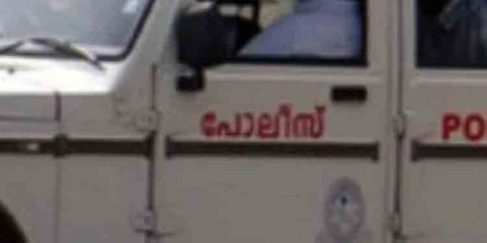 അനാശാസ്യകേന്ദ്രം നടത്തിയ റിട്ടയേര്ഡ് മിലിട്ടറി ഓഫീസര് അറസ്റ്റില് അനാശാസ്യകേന്ദ്രം നടത്തിയ റിട്ടയേര്ഡ് മിലിട്ടറി ഓഫീസര് അറസ്റ്റില്