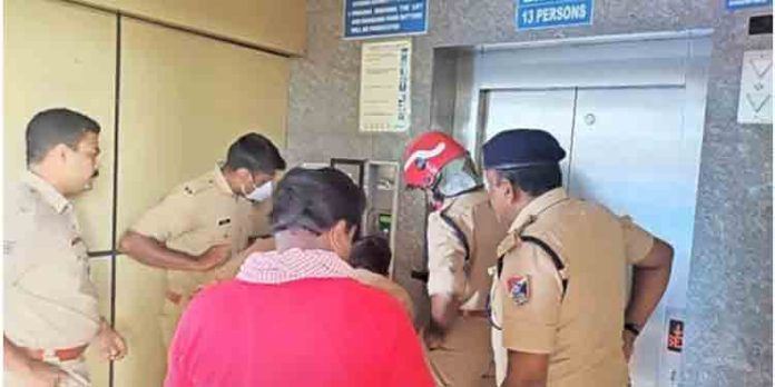 റെയിൽവേ സ്റ്റേഷൻ ലിഫ്റ്റിൽ യുവതിയും മക്കളും കുടുങ്ങി റെയിൽവേ സ്റ്റേഷൻ ലിഫ്റ്റിൽ യുവതിയും മക്കളും കുടുങ്ങി