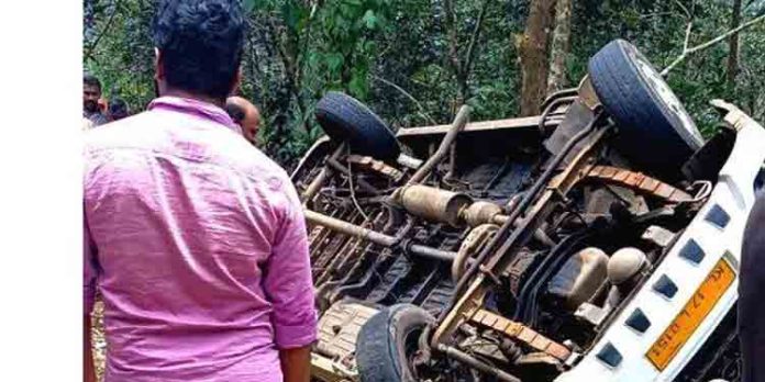 അടിമാലിയില് വിനോദസഞ്ചാരികളുടെ ട്രാവലര് മറിഞ്ഞു ; അഞ്ച് പേര്ക്ക് പരിക്ക് അടിമാലിയില് വിനോദസഞ്ചാരികളുടെ ട്രാവലര് മറിഞ്ഞു ; അഞ്ച് പേര്ക്ക് പരിക്ക്