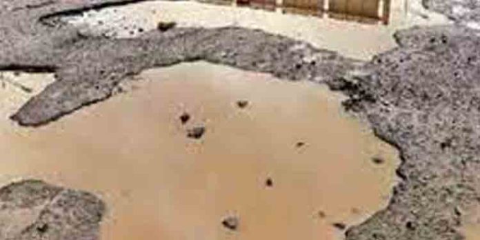 റോഡുകളിലെ കുഴിയടക്കലുമായി ബന്ധപ്പെട്ട വിഷയം ; ഹൈക്കോടതി ഇന്ന് പരിഗണിച്ചേക്കും റോഡുകളിലെ കുഴിയടക്കലുമായി ബന്ധപ്പെട്ട വിഷയം ; ഹൈക്കോടതി ഇന്ന് പരിഗണിച്ചേക്കും