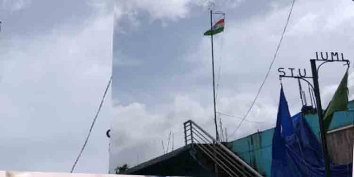 മുസ്ലിം ലീഗിന്റെ കൊടിമരത്തില് പാര്ട്ടി ചിഹ്നത്തിന് താഴെ ദേശീയ പതാക കെട്ടിയതായി പരാതി മുസ്ലിം ലീഗിന്റെ കൊടിമരത്തില് പാര്ട്ടി ചിഹ്നത്തിന് താഴെ ദേശീയ പതാക കെട്ടിയതായി പരാതി