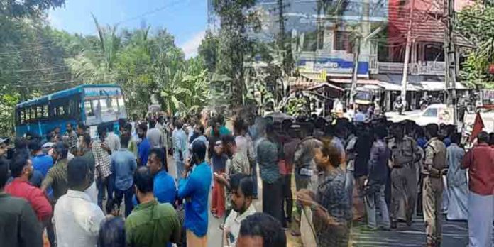 വള്ളിക്കോട് റോഡ് ഉപരോധം സംഘര്ഷാവസ്ഥയിലേയ്ക്ക് വള്ളിക്കോട് റോഡ് ഉപരോധം സംഘര്ഷാവസ്ഥയിലേയ്ക്ക്