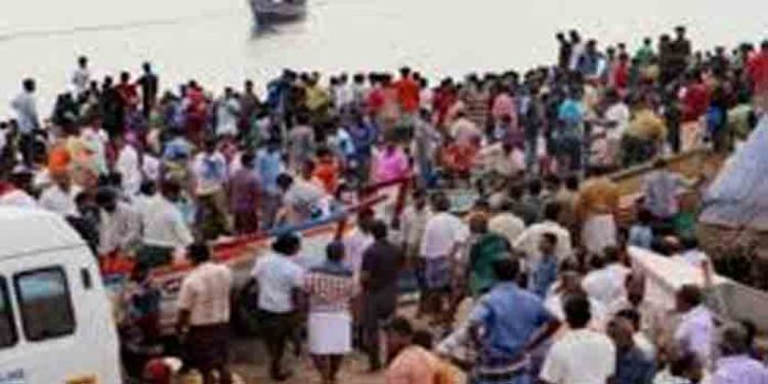 മത്സ്യ തൊഴിലാളികളുടെ സമരം ഒത്തുതീര്ക്കാന് ഇടപെടലുമായി സര്ക്കാര് മത്സ്യ തൊഴിലാളികളുടെ സമരം ഒത്തുതീര്ക്കാന് ഇടപെടലുമായി സര്ക്കാര്