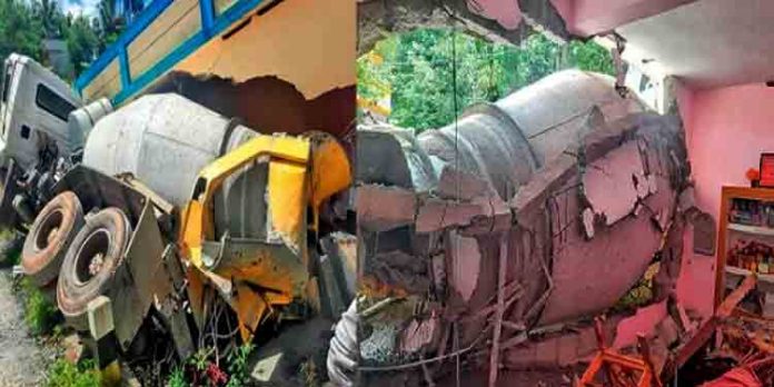 ലോറി പാഞ്ഞുകയറി തകര്ന്ന വീട്ടില് അഞ്ച് ദിവസമായി വെള്ളവും വെളിച്ചവുമില്ലാതെ കുടുംബം ലോറി പാഞ്ഞുകയറി തകര്ന്ന വീട്ടില് അഞ്ച് ദിവസമായി വെള്ളവും വെളിച്ചവുമില്ലാതെ കുടുംബം