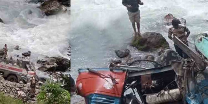 ജമ്മു കശ്മീരില് സുരക്ഷാ ഉദ്യോഗസ്ഥര് സഞ്ചരിച്ച ബസ് നദിയിലേക്ക് പതിച്ച് ആറു പേര് മരിച്ചു ജമ്മു കശ്മീരില് സുരക്ഷാ ഉദ്യോഗസ്ഥര് സഞ്ചരിച്ച ബസ് നദിയിലേക്ക് പതിച്ച് ആറു പേര് മരിച്ചു