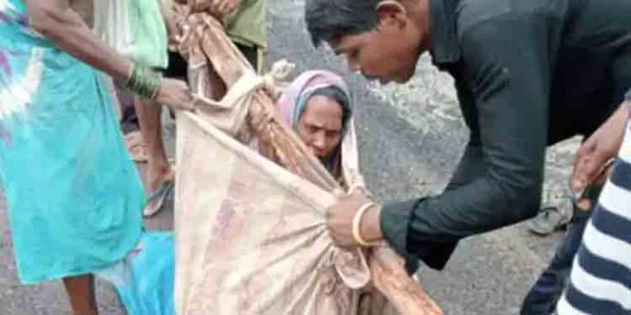 ആശുപത്രിയിലെത്തിക്കാൻ റോഡില്ല, ഇരട്ടക്കുട്ടികൾക്ക് അമ്മയുടെ മുന്നിൽവെച്ച് മരണം ആശുപത്രിയിലെത്തിക്കാൻ റോഡില്ല, ഇരട്ടക്കുട്ടികൾക്ക് അമ്മയുടെ മുന്നിൽവെച്ച് മരണം