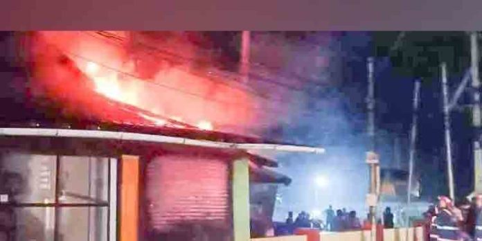 തുണി കടക്ക് തീപിടിച്ചു തുണി കടക്ക് തീപിടിച്ചു