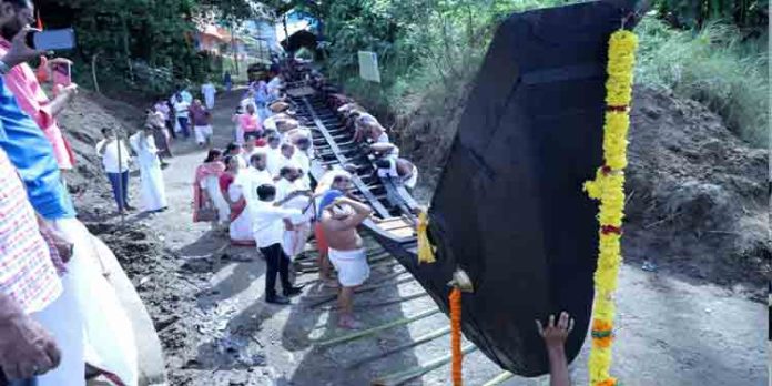കരിനാഗങ്ങളുടെ വേഗപ്പോരില് ആവേശം പകരാന് റാന്നി പള്ളിയോടം ഓളപ്പരപ്പിലേക്ക് കരിനാഗങ്ങളുടെ വേഗപ്പോരില് ആവേശം പകരാന് റാന്നി പള്ളിയോടം ഓളപ്പരപ്പിലേക്ക്
