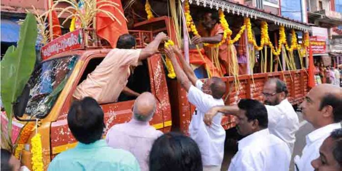 ചേനപ്പാടി പാളതൈര് സമർപ്പണ ഘോഷയാത്രയ്ക്ക് സ്വീകരണം നൽകി ചേനപ്പാടി പാളതൈര് സമർപ്പണ ഘോഷയാത്രയ്ക്ക് സ്വീകരണം നൽകി