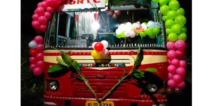 കെഎസ്ആർടിസി ഫാസ്റ്റ് പാസഞ്ചർ ബസ് ചിങ്ങപ്പുലരിയിലെത്തിയത് അണിഞ്ഞൊരുങ്ങി കെഎസ്ആർടിസി ഫാസ്റ്റ് പാസഞ്ചർ ബസ് ചിങ്ങപ്പുലരിയിലെത്തിയത് അണിഞ്ഞൊരുങ്ങി