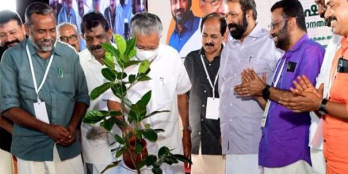 ഭക്ഷ്യ സ്വയം പര്യാപ്തതയിലേക്ക് സംസ്ഥാനത്തെ എത്തിക്കുന്നതിനായി എല്ലാ ശ്രേണിയിലുള്ളവരും കൃഷിയിലേക്ക് കടന്നുവരണം : മുഖ്യമന്ത്രി ഭക്ഷ്യ സ്വയം പര്യാപ്തതയിലേക്ക് സംസ്ഥാനത്തെ എത്തിക്കുന്നതിനായി എല്ലാ ശ്രേണിയിലുള്ളവരും കൃഷിയിലേക്ക് കടന്നുവരണം : മുഖ്യമന്ത്രി