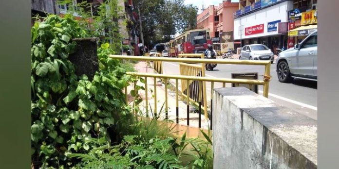 എം.സി റോഡില് പന്തളത്തെ സുരക്ഷ ഇടനാഴിയുടെ ഭാഗമായ ഓടനിര്മാണം അശാസ്ത്രീയം എം.സി റോഡില് പന്തളത്തെ സുരക്ഷ ഇടനാഴിയുടെ ഭാഗമായ ഓടനിര്മാണം അശാസ്ത്രീയം