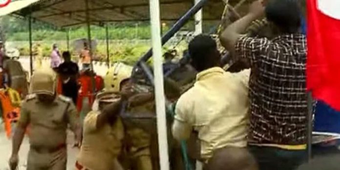 വിഴിഞ്ഞത്ത് പ്രതിഷേധം കനക്കുന്നു ; പോലീസ് ഷെഡും ബാരിക്കേടും മറിച്ചിട്ടു വിഴിഞ്ഞത്ത് പ്രതിഷേധം കനക്കുന്നു ; പോലീസ് ഷെഡും ബാരിക്കേടും മറിച്ചിട്ടു