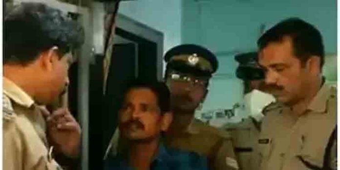 പിടിയിലായ കസ്റ്റംസ് സൂപ്രണ്ട് പി.മുനിയപ്പ കൂടുതല് പേരെ സ്വര്ണ്ണ കടത്തിനു സഹായിച്ചെന്ന് സൂചന പിടിയിലായ കസ്റ്റംസ് സൂപ്രണ്ട് പി.മുനിയപ്പ കൂടുതല് പേരെ സ്വര്ണ്ണ കടത്തിനു സഹായിച്ചെന്ന് സൂചന