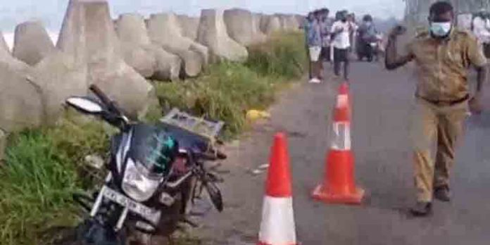 കൊല്ലത്ത് ബൈക്ക് ടെട്രാപോഡില് ഇടിച്ച് മൂന്നുപേര് മരിച്ചു കൊല്ലത്ത് ബൈക്ക് ടെട്രാപോഡില് ഇടിച്ച് മൂന്നുപേര് മരിച്ചു