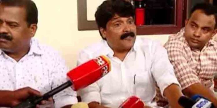 ഗാന്ധി ചിത്രം തകർത്തതിൽ അറസ്റ്റ് ; കൽപറ്റ പോലീസ് സ്റ്റേഷനിൽ കോൺഗ്രസ് പ്രതിഷേധം ഗാന്ധി ചിത്രം തകർത്തതിൽ അറസ്റ്റ് ; കൽപറ്റ പോലീസ് സ്റ്റേഷനിൽ കോൺഗ്രസ് പ്രതിഷേധം