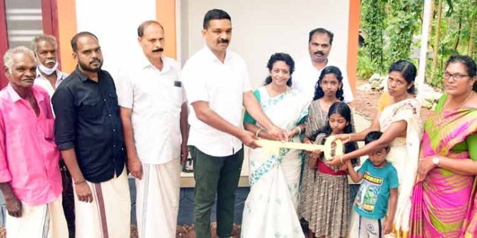 ഡോ.എം.എസ് സുനിലിന്റെ 252 – മത് സ്നേഹ ഭവനം വിധവയായ സോഫിയക്കും രണ്ട് പെൺ കുഞ്ഞുങ്ങൾക്കും ഡോ.എം.എസ് സുനിലിന്റെ 252 – മത് സ്നേഹ ഭവനം വിധവയായ സോഫിയക്കും രണ്ട് പെൺ കുഞ്ഞുങ്ങൾക്കും