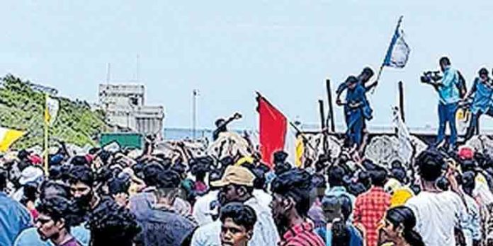 പൂച്ച പാലുകുടിക്കുംപോലെ അധികാരികള് പറ്റിക്കുകയാണെന്ന് വികാരി ജനറല് മോണ്.യൂജിന് പെരേര പൂച്ച പാലുകുടിക്കുംപോലെ അധികാരികള് പറ്റിക്കുകയാണെന്ന് വികാരി ജനറല് മോണ്.യൂജിന് പെരേര