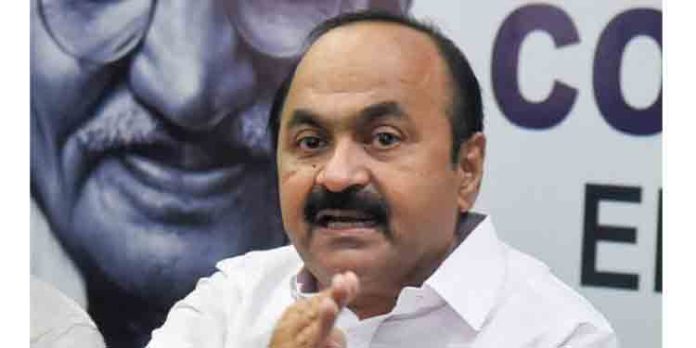 ഗാന്ധി ചിത്രം തകര്ത്ത കേസില് കോണ്ഗ്രസ് എംപി രാഹുല് ഗാന്ധിയെ സര്ക്കാര് അപമാനിക്കുന്നുവെന്ന് വി.ഡി.സതീശന് ഗാന്ധി ചിത്രം തകര്ത്ത കേസില് കോണ്ഗ്രസ് എംപി രാഹുല് ഗാന്ധിയെ സര്ക്കാര് അപമാനിക്കുന്നുവെന്ന് വി.ഡി.സതീശന്
