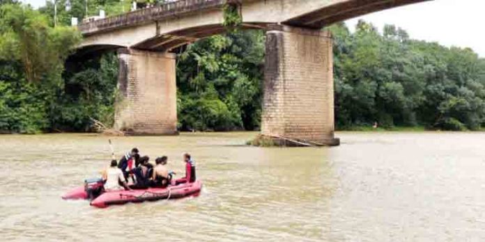 കുന്നത്തൂര് പാലത്തില്നിന്ന് വിദ്യാര്ഥിനി കല്ലട ആറ്റില് ചാടി കുന്നത്തൂര് പാലത്തില്നിന്ന് വിദ്യാര്ഥിനി കല്ലട ആറ്റില് ചാടി