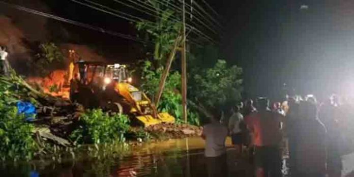 വീടിന് മുകളിലേക്ക് മണ്ണിടിഞ്ഞുവീണ് രണ്ട് കുട്ടികള്ക്ക് ദാരുണാന്ത്യം വീടിന് മുകളിലേക്ക് മണ്ണിടിഞ്ഞുവീണ് രണ്ട് കുട്ടികള്ക്ക് ദാരുണാന്ത്യം