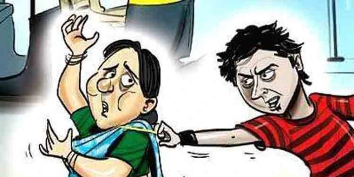 വീട്ടമ്മയുടെ സ്വര്ണമാല കവര്ന്നു വീട്ടമ്മയുടെ സ്വര്ണമാല കവര്ന്നു