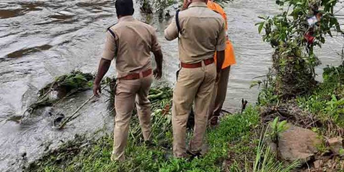 പമ്പാനദിയിലെ ഒഴുക്കിലകപ്പെട്ടു കാണാതായ സഹകരണ ബാങ്ക് ജീവനക്കാരനായുള്ള തെരച്ചില് ഇന്നും വിഫലമായി പമ്പാനദിയിലെ ഒഴുക്കിലകപ്പെട്ടു കാണാതായ സഹകരണ ബാങ്ക് ജീവനക്കാരനായുള്ള തെരച്ചില് ഇന്നും വിഫലമായി