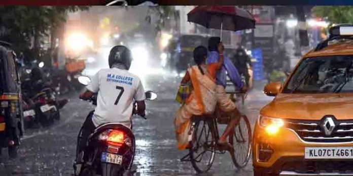 ഇന്ന് മുതല് സംസ്ഥാനത്ത് കനത്ത മഴയ്ക്ക് സാധ്യത : കേന്ദ്ര കാലാവസ്ഥ വകുപ്പ് മുന്നറിയിപ്പ് നല്കി ഇന്ന് മുതല് സംസ്ഥാനത്ത് കനത്ത മഴയ്ക്ക് സാധ്യത : കേന്ദ്ര കാലാവസ്ഥ വകുപ്പ് മുന്നറിയിപ്പ് നല്കി