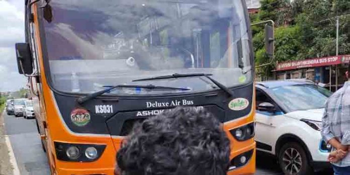 കോഴിക്കോട് നിന്നും തിരുവനന്തപുരത്തേക്ക് പോവുകയായിരുന്ന കെ സ്വിഫ്റ്റ് അപകടത്തില്പ്പെട്ടു കോഴിക്കോട് നിന്നും തിരുവനന്തപുരത്തേക്ക് പോവുകയായിരുന്ന കെ സ്വിഫ്റ്റ് അപകടത്തില്പ്പെട്ടു