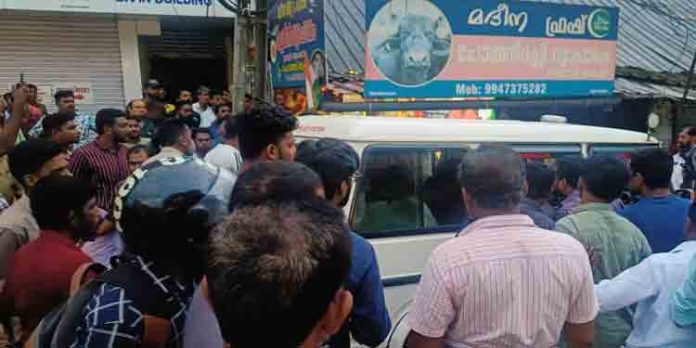 ഇതര സംസ്ഥാന തൊഴിലാളികള് തമ്മിൽ വാക്കേറ്റവും തമ്മിൽ തല്ലും ; പിടിച്ചു മാറ്റാന് ശ്രമിച്ച നാട്ടുകാരനും മര്ദ്ദനം ഇതര സംസ്ഥാന തൊഴിലാളികള് തമ്മിൽ വാക്കേറ്റവും തമ്മിൽ തല്ലും ; പിടിച്ചു മാറ്റാന് ശ്രമിച്ച നാട്ടുകാരനും മര്ദ്ദനം