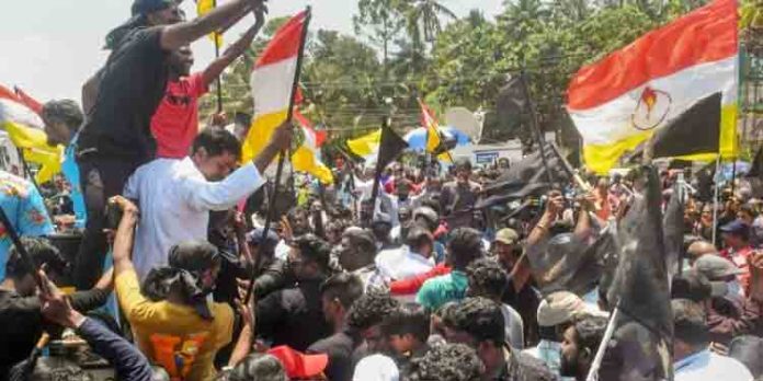 വിഴിഞ്ഞം തുറമുഖത്തിനെതിരെ മത്സ്യത്തൊഴിലാളികള് നടത്തുന്ന സമരം ആറാം ദിവസത്തിലേക്ക് വിഴിഞ്ഞം തുറമുഖത്തിനെതിരെ മത്സ്യത്തൊഴിലാളികള് നടത്തുന്ന സമരം ആറാം ദിവസത്തിലേക്ക്
