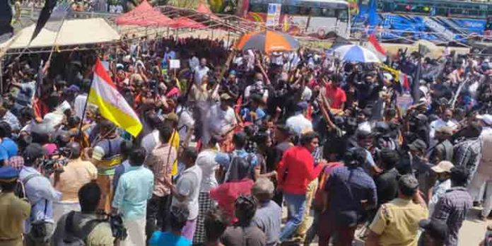 സമരം കൂടുതല് ശക്തമാക്കി ഇന്ന് മത്സ്യത്തൊഴിലാളികള് കടല് മാര്ഗം തുറമുഖം വളയും സമരം കൂടുതല് ശക്തമാക്കി ഇന്ന് മത്സ്യത്തൊഴിലാളികള് കടല് മാര്ഗം തുറമുഖം വളയും