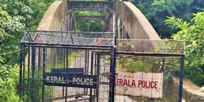 കൂട്ടുപുഴയിലെ പഴയപാലം പോലീസ് ബാരിക്കേഡ് വെച്ച് അടച്ചു ; മയക്കുമരുന്നുകളും മദ്യവും കടത്തിക്കൊണ്ടുവരുന്നത് തടയാന് കൂട്ടുപുഴയിലെ പഴയപാലം പോലീസ് ബാരിക്കേഡ് വെച്ച് അടച്ചു ; മയക്കുമരുന്നുകളും മദ്യവും കടത്തിക്കൊണ്ടുവരുന്നത് തടയാന്