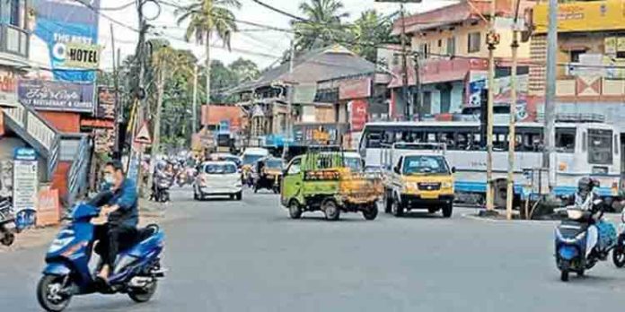 പൊതുമരാമത്ത് വകുപ്പില്നിന്ന് ദേശീയപാത വിഭാഗം ഏറ്റെടുത്തിട്ട് വര്ഷങ്ങളായിട്ടും കടമ്പനാടിന് ശാപമോക്ഷമില്ല പൊതുമരാമത്ത് വകുപ്പില്നിന്ന് ദേശീയപാത വിഭാഗം ഏറ്റെടുത്തിട്ട് വര്ഷങ്ങളായിട്ടും കടമ്പനാടിന് ശാപമോക്ഷമില്ല